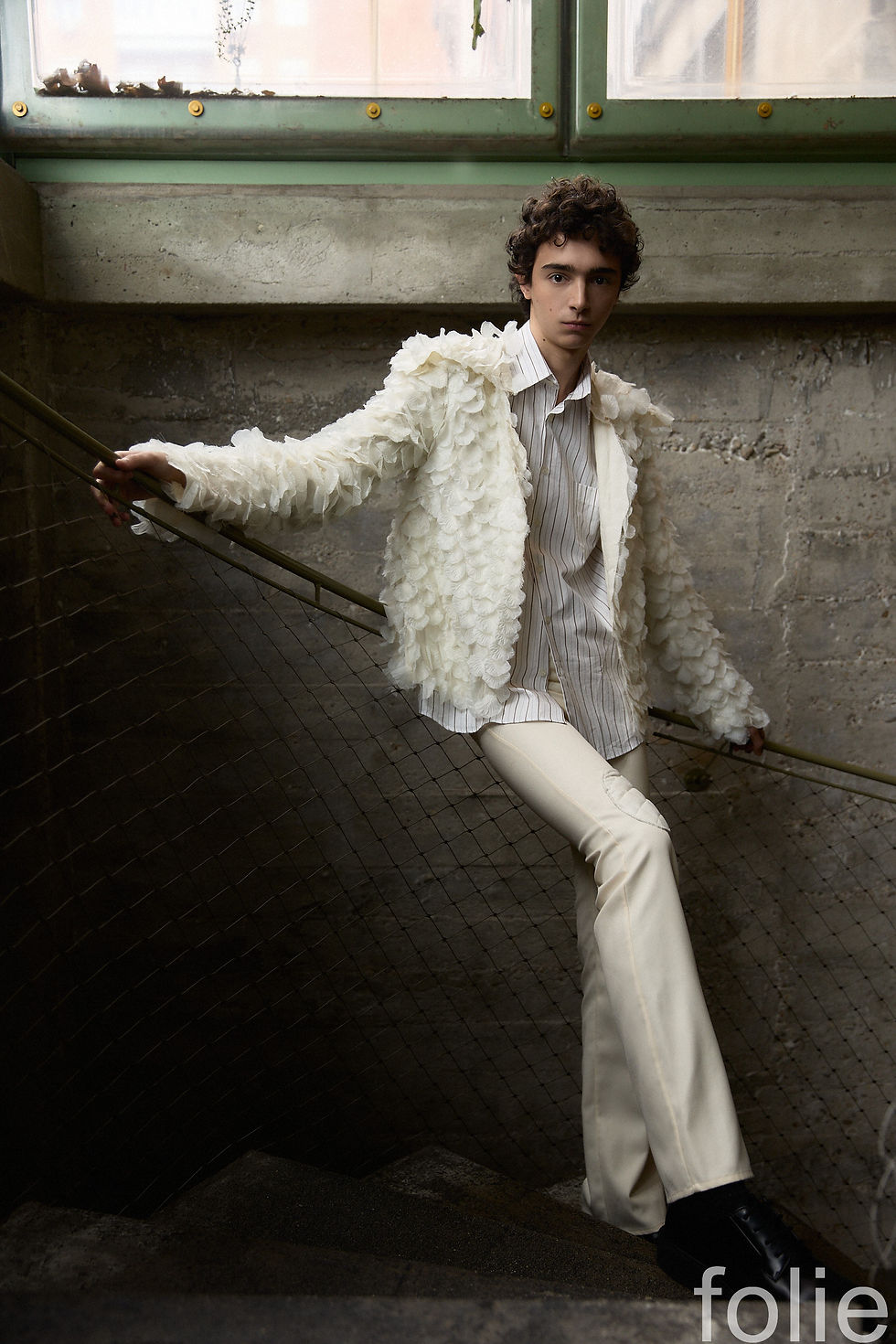 Chaqueta @AVEC_AMOUR; Pantalones @BECOMELY; Camisa @1989DANDELION; Zapatos @SANDROPARIS