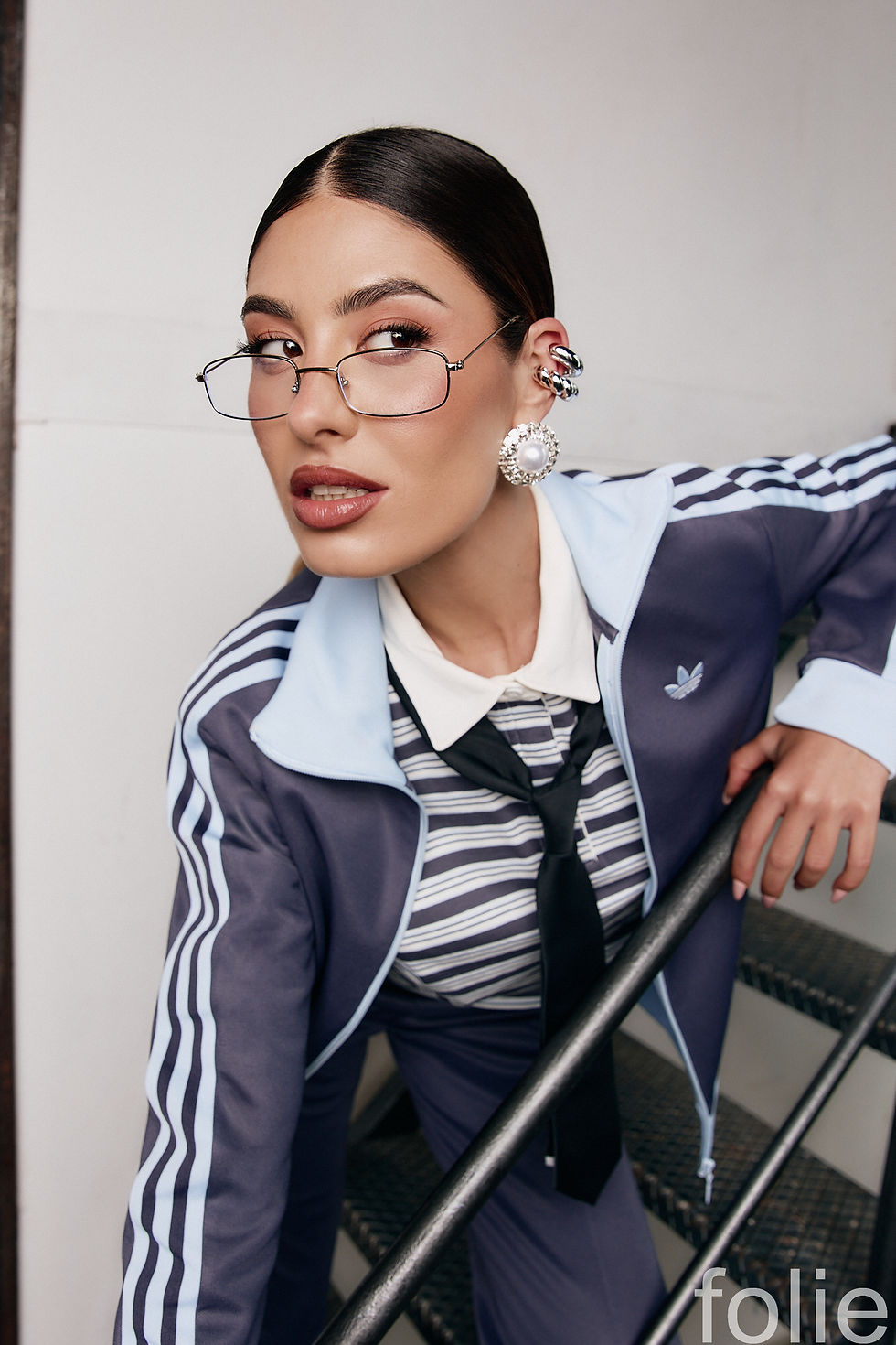 Chándal y polo ADIDAS;Tacones STEVE MADDEN; Gafas VINTAGE; Pendientes MANGO; Corbata KARL LAGERFIELD