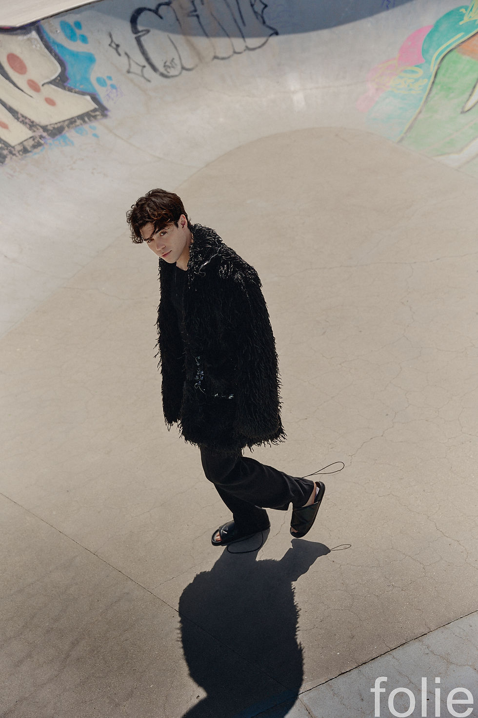 Pantalón EÑAUT; Camiseta MOSCHINO; Chaqueta CUSTO BARCELONA; Sandalias JIMMY CHOO