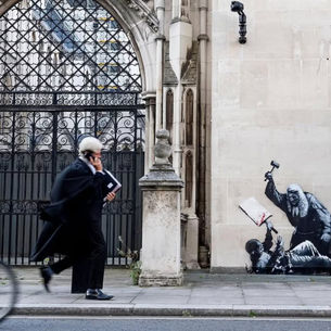 BANKSY ataca otra vez: un juez aporreando a un manifestante