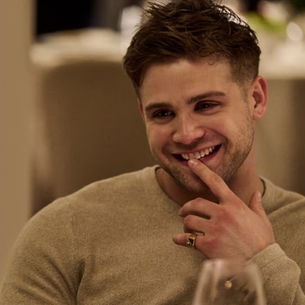 SEBASTIAN STAN y LEO WOODALL interpretarán a una pareja LGTBIQ+