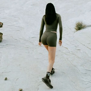 KENDALL JENNER vende “Green Olive” para ALO: sube la montaña