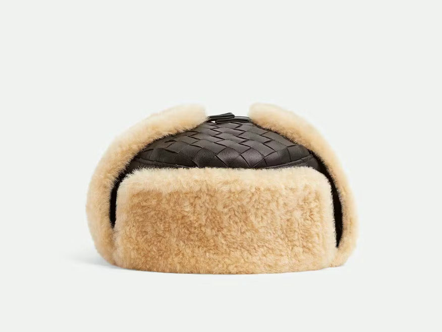 ¿Un gorro de BOTTEGA VENETA por 1.200 € es… barato? Lamentablemente, sí