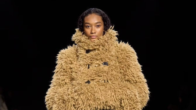 BURBERRY FW24: Al aire libre siempre se está mejor