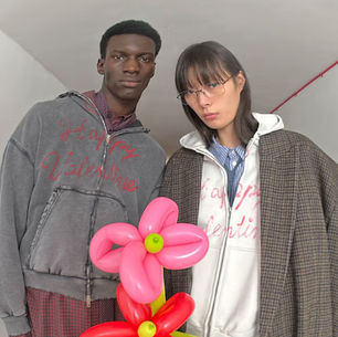 BALENCIAGA es flores y corazones
