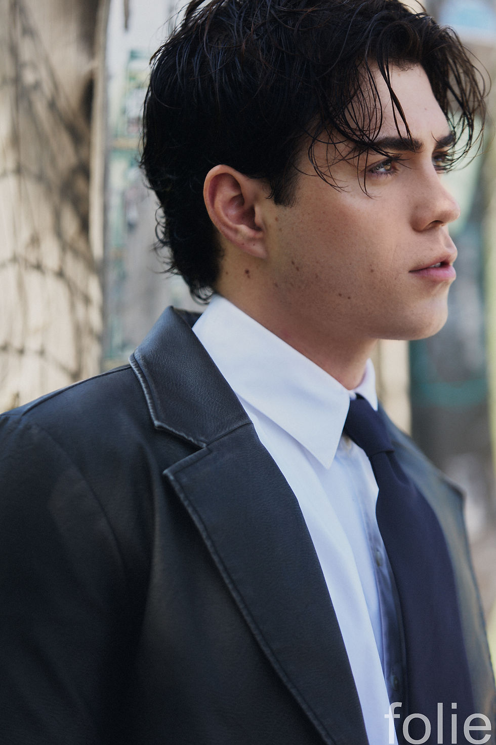 Shorts COS; Camisa y chaqueta KARL LAGERFELD; Zapatos JIMMY CHOO; Corbata Vintage; Gafas VERSACE