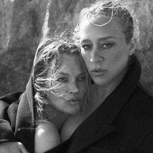 KATE MOSS & CHLOË SEVIGNY se derriten bajo el sol de SAINT LAURENT