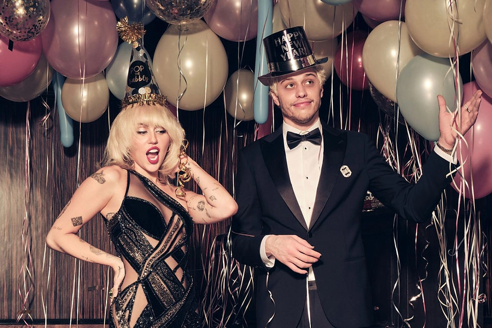 MILEY CYRUS estrena YOU y se desnuda accidentalmente