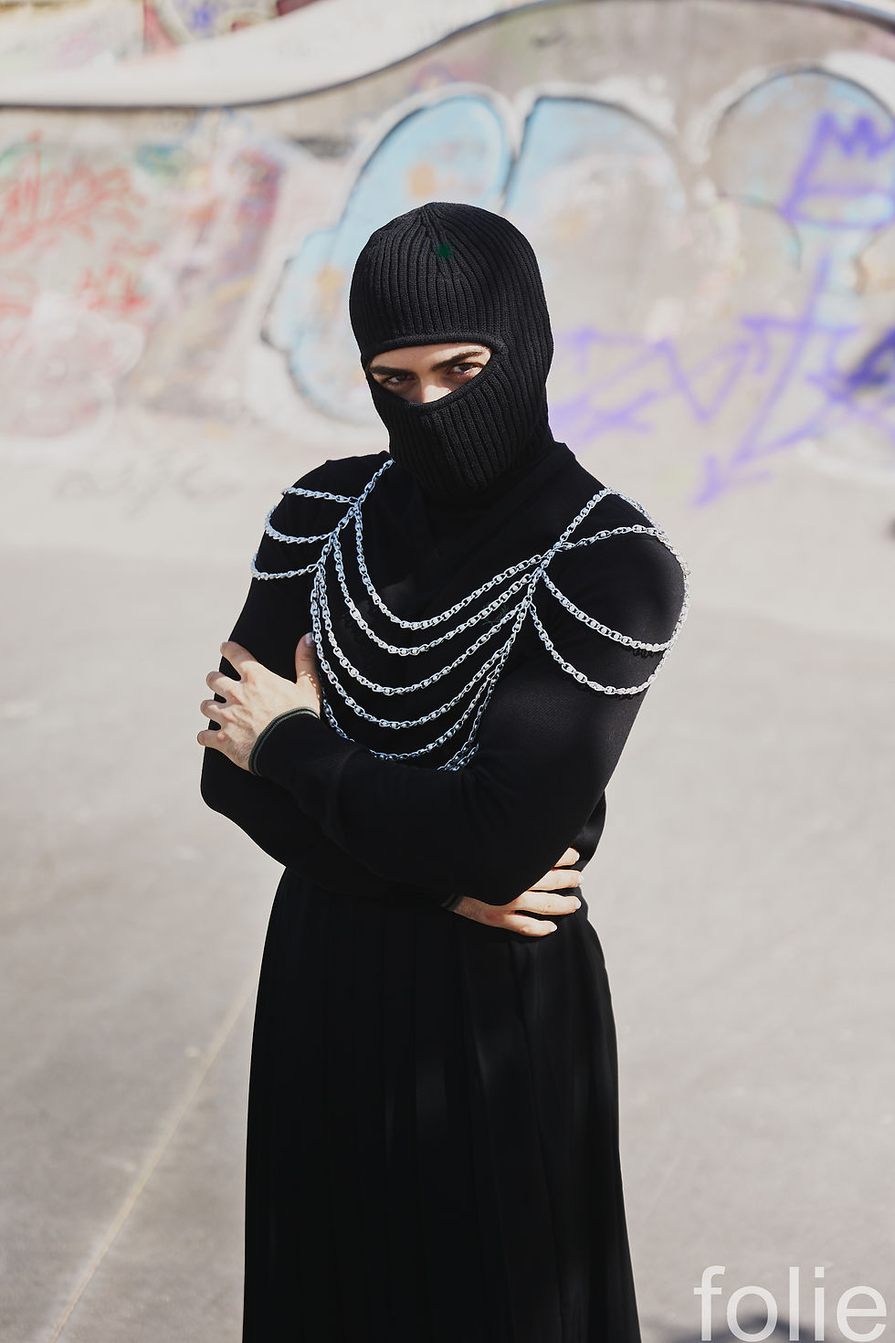 Falda y camisa FRED PERRY; Zapatos JIMMY CHOO; Corset Vintage; Balaclava WEEKDAY OFFICIAL