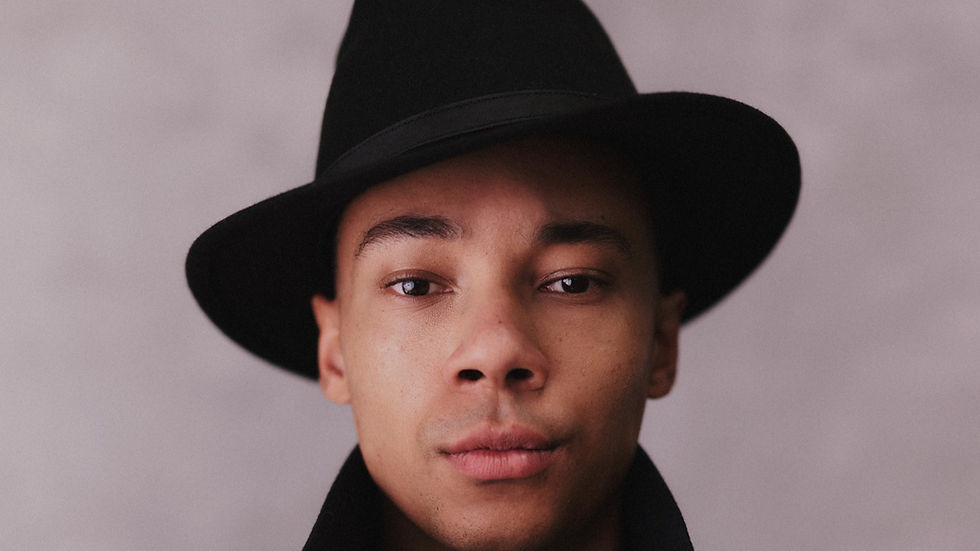 COVER STORY: KIT YOUNG: “Es muy divertido interpretar a dos personajes en una película”