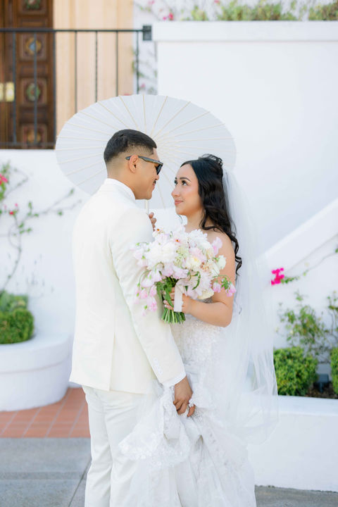 Laid-back Arizona weddings in soft desert light.