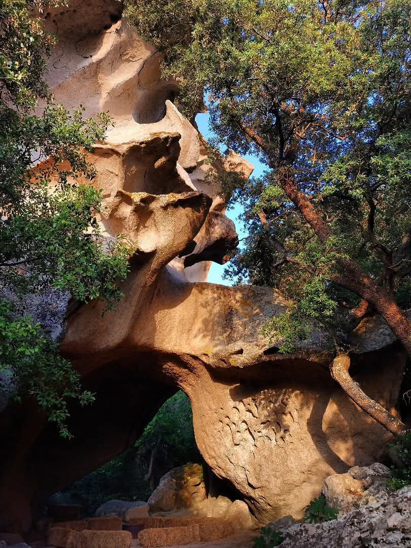 spettacolare formazione granitica al Parco Orma Therapy in Sardegna