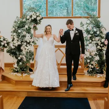 Romantic wedding ceremony flowers at Kantara House designed by Kurtzy’s wedding florist