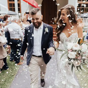 Romantic wedding ceremony flowers at Kantara House designed by Kurtzy’s wedding florist