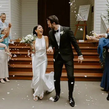 Romantic wedding ceremony flowers at Kantara House designed by Kurtzy’s wedding florist