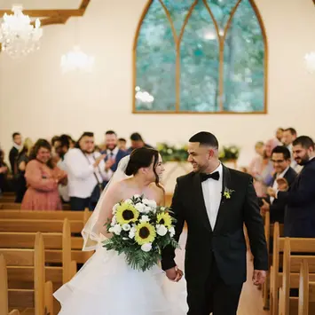 Romantic wedding ceremony flowers at Kantara House designed by Kurtzy’s wedding florist