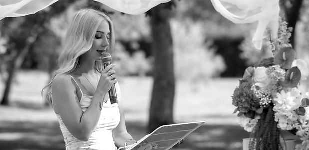 Freie Traurednerin Laura Kuester während einer Trauzeremonie