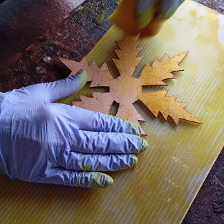 tintado Proceso artesanal de fabricación de un Eguzkilore de cuero en Bizkaia.