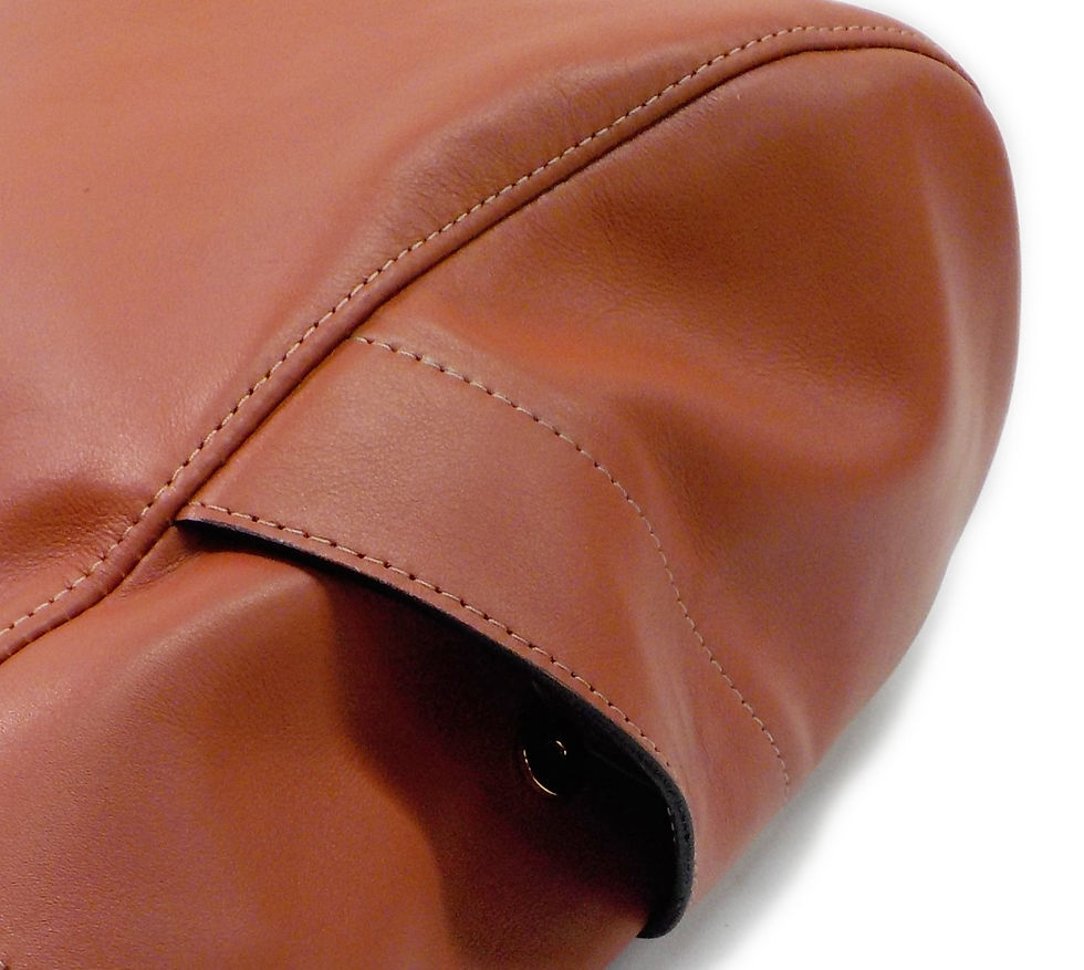 Miniatura: Vista cierre del bolsillo del costado Bolso de mano de cuero Bandolera de color Marrón Teja.