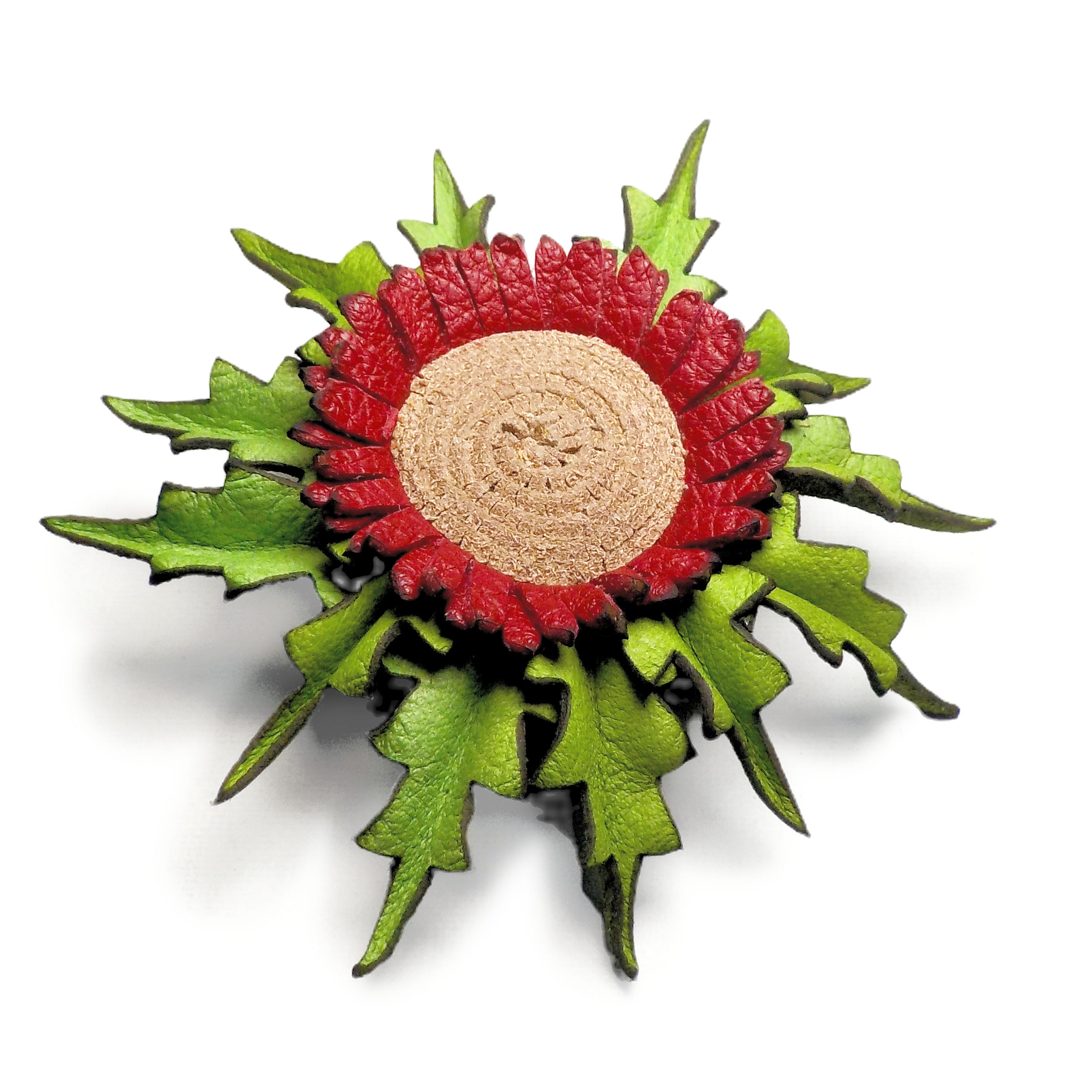 Broche de cuero Eguzkilore verde detalle rojo