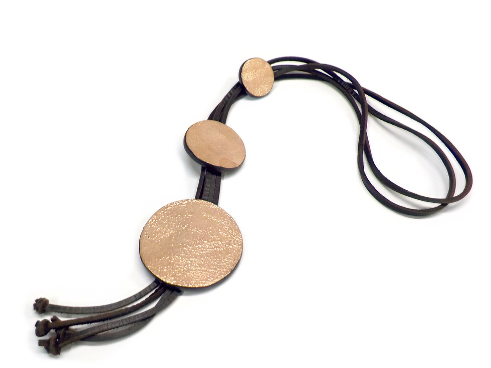 Vista collar de circulos de cuero con dorado