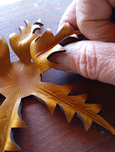 Artesano moldeando el cuero a mano