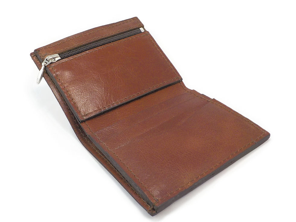 Miniatura: Cartera de cuero marrón abierta, Cartera-Tarjetero de Cuero Eguzkilore color Kaki. Diseño artesanal.