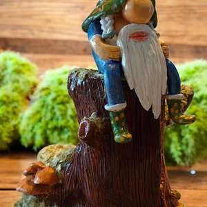 Le grand gnome sur sa souche d'arbre.