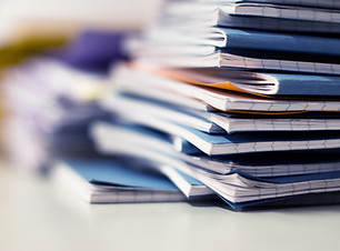 Montaña de libretas
