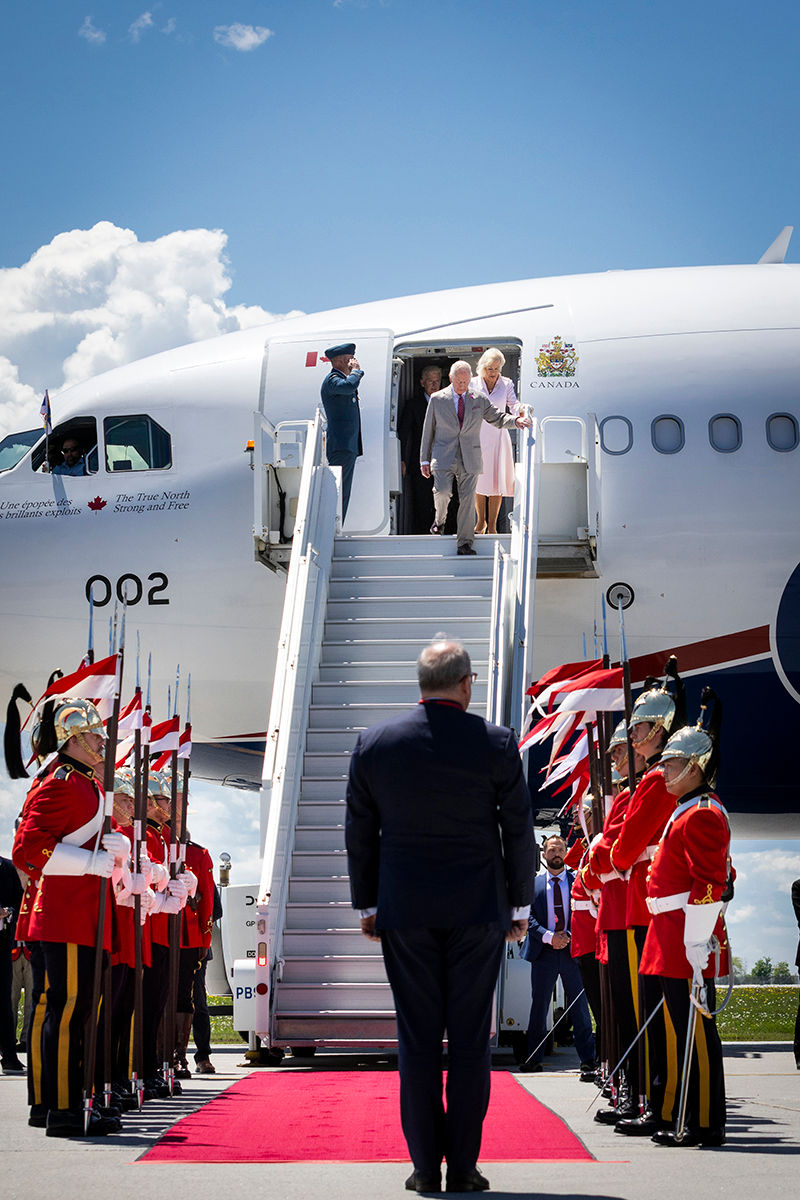 Their Majesties arrive in Canada on board the Royal Canadian Air Force Airbus CC-330 Husky. The Canadian Secretary to The King, Donald Booth, awaits Their Majesties at the bottom of the stairs. Ottawa, May 26, 2025. Source: Government of Canada