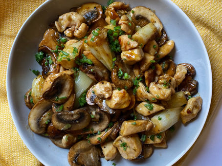 Pollo con Champiñones y Cebolla Cambray
