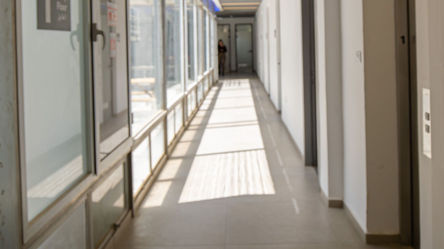 מסדרון משופץ בבניין דצינגר א'