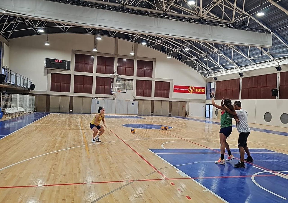 אולם כדורסל מוכן לפעילות עם שחקנים במרכז הספורט לרנר