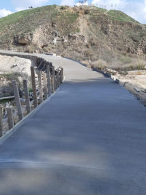 כביש בטון סלול עם מעקה בטיחות באתר הררי