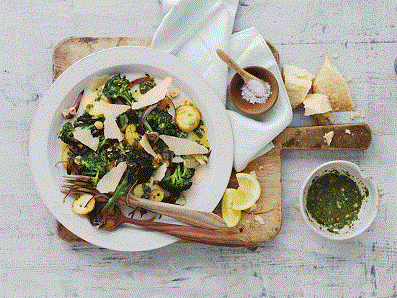 Ensalada de brócoli, papas y Parmigiano Reggiano