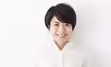 白いシャツの女性.avif