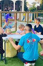 Pack de animação infantil com pinturas faciais, jogos e modelagem de balões para festas de aniversário no Algarve.