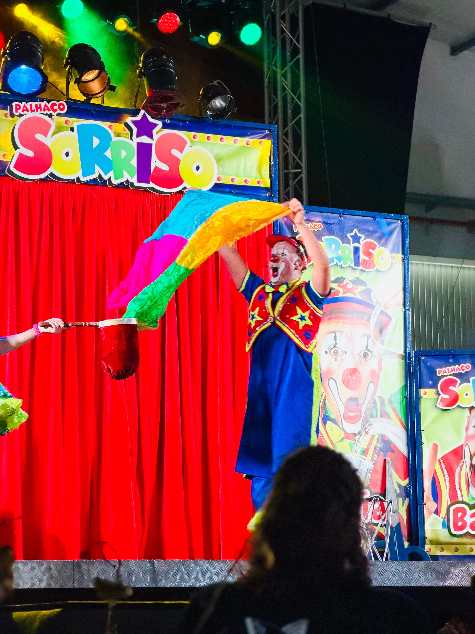 Fotografia do Palhaço Sorriso a fazer magia durante um espetáculo infantil. O artista combina humor, ilusionismo e interação com o público, transformando cada número de magia num momento de encanto e diversão familiar.