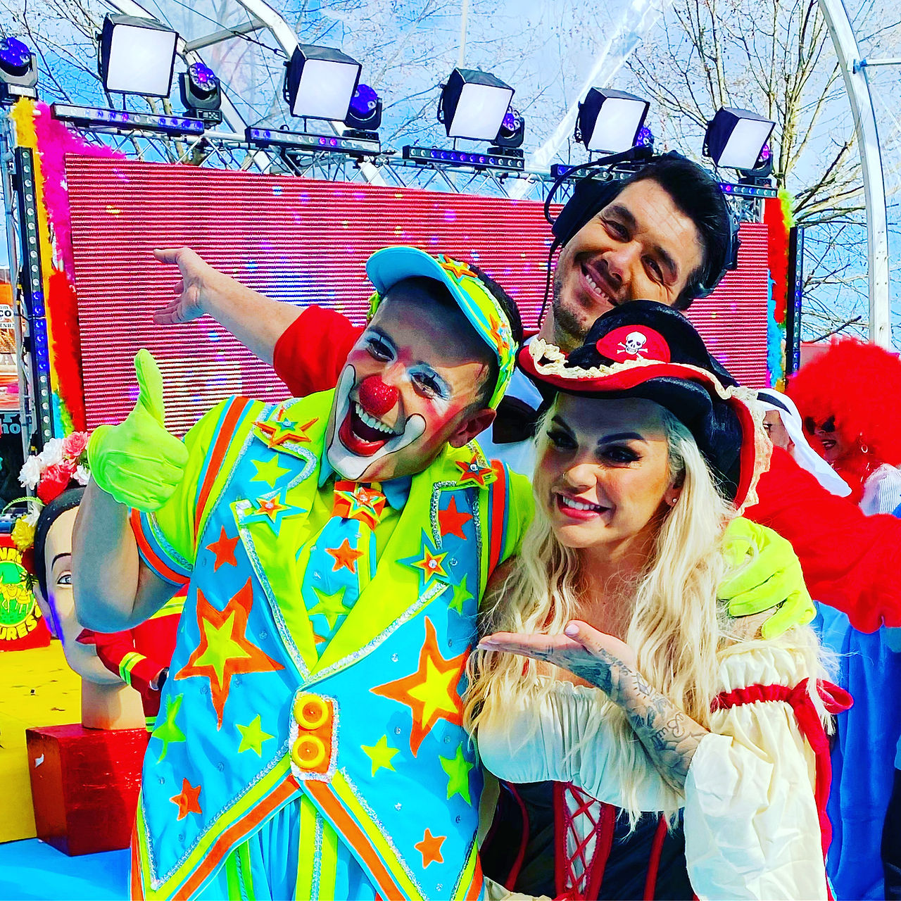 Fanny Rodrigues e Ben com o Palhaço Sorriso na emissão especial de Carnaval do Somos Portugal na TVI.