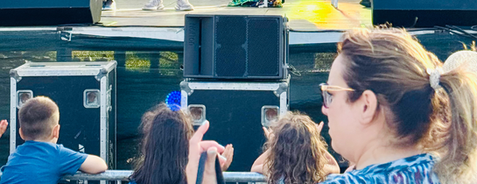 Espetáculo infantil profissional do Palhaço Sorriso em palco.