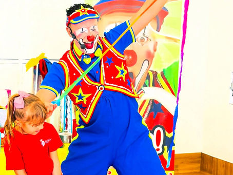 O Palhaço Sorriso leva espetáculos de magia infantil e muita alegria às escolas do Algarve. Um show educativo e divertido que encanta crianças com humor, música e mensagens positivas.