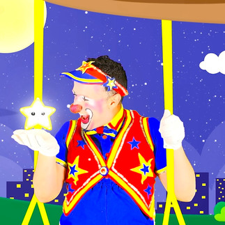 Palhaço Sorriso a cantar para uma estrela pousada na sua mão, numa ilustração infantil da música “Estrela Brilha” que simboliza sonho, esperança e imaginação para todas as crianças.
