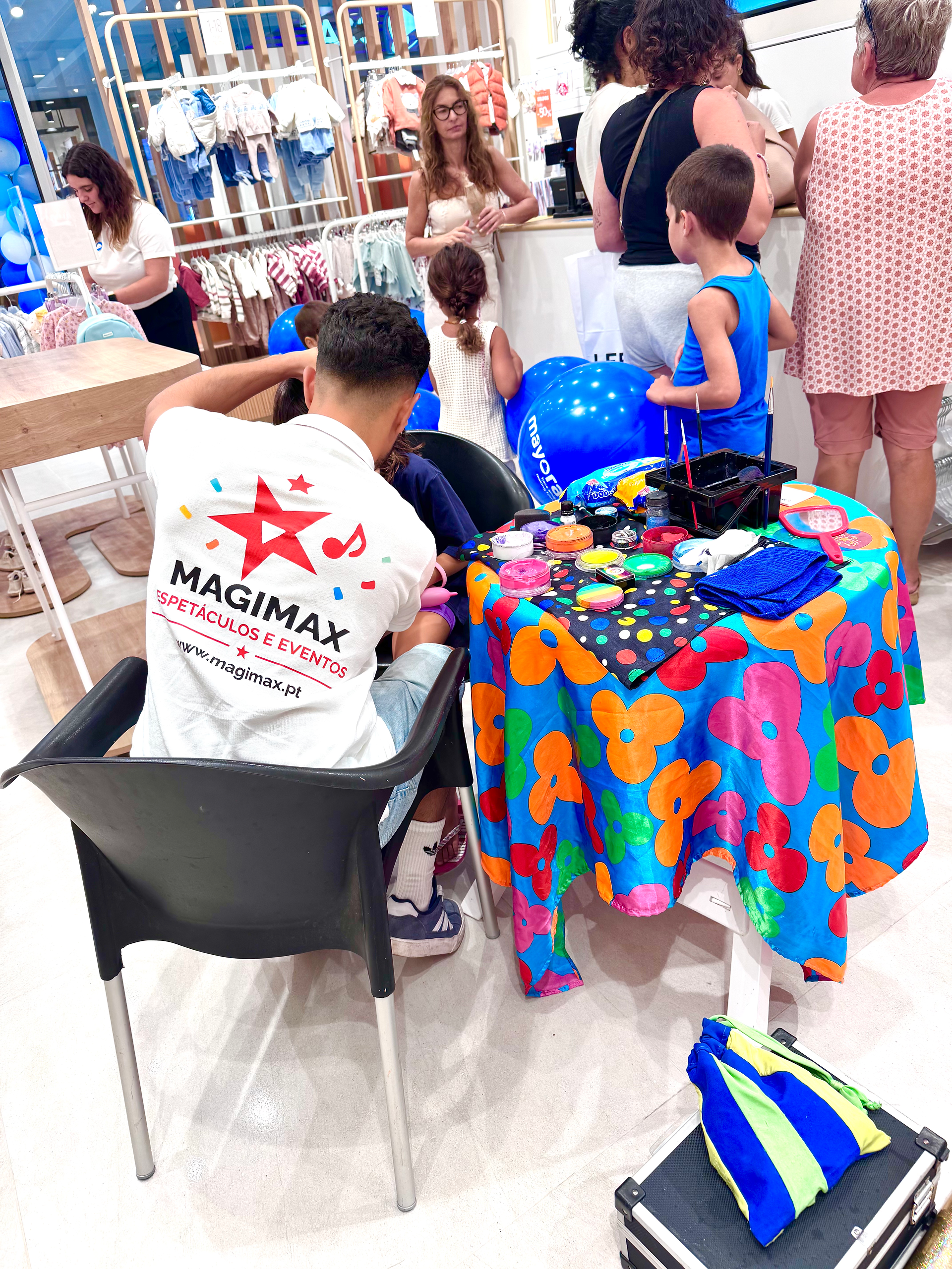 Animador da Magimax a fazer pinturas faciais às crianças durante a inauguração da loja Mayoral no AlgarveShopping.