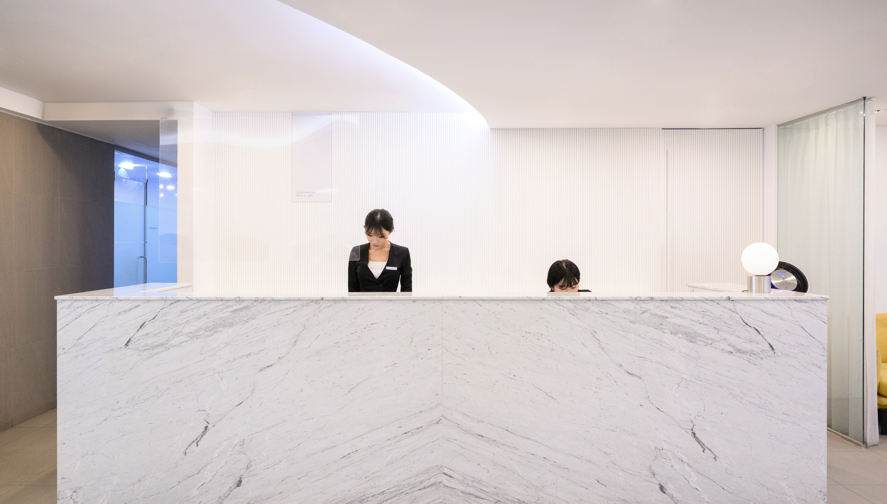 Lee & Chaeum Clinic reception desk