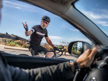 Serious crash in Orihuela: three cyclists injured and a growing systemic issue