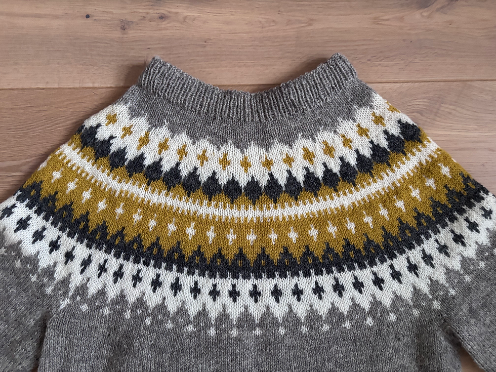 Thumbnail: グレー黄色ヨークセーターM~L