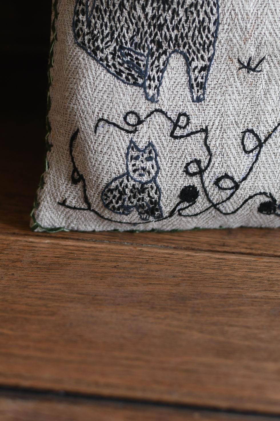 Thumbnail: アニャおばあちゃんの刺繍ミニクッションカバー　私のネコたち