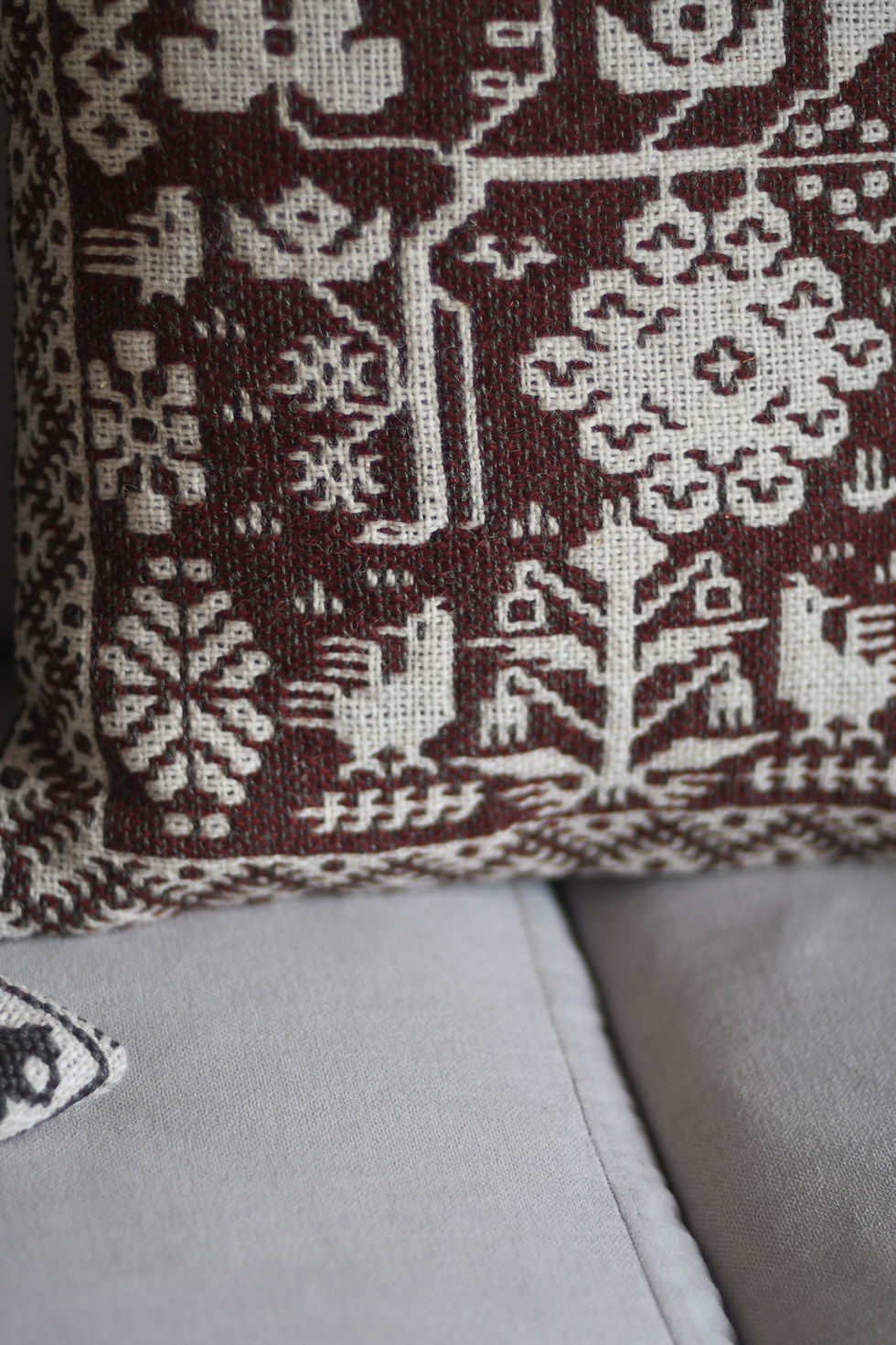 Thumbnail: preview ヤノフ村の織物　ルドガルダさんのクッションカバー　ブドウのつる