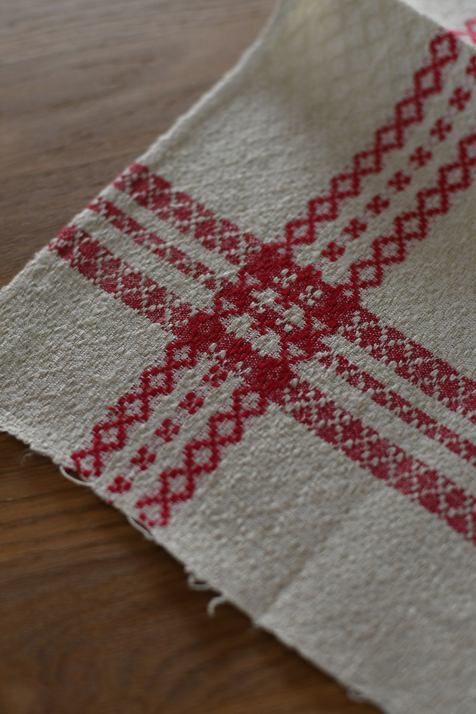 サムネイル： 手織りリネンのキッチンクロス 赤刺繍 Handwoven Linen Kitchen Cloth with Red Embroidery