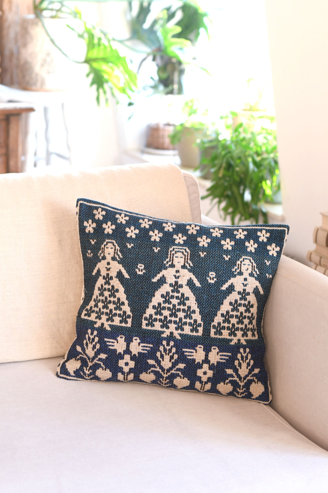 ヤノフ村の織物クッションカバー　花娘たち